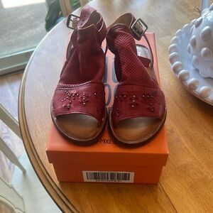 Miz Mooz New York City scarlet size 36